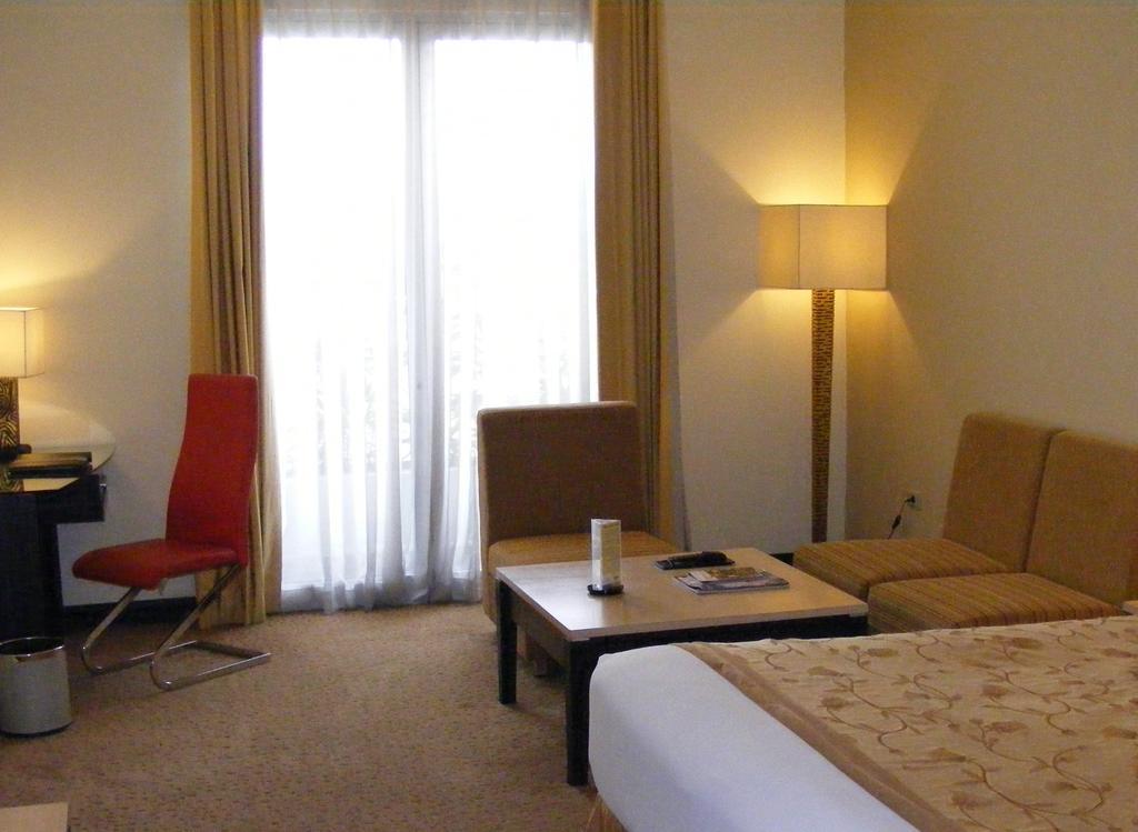 Golden Flower By Kagum Hotels Бандунг Екстериор снимка