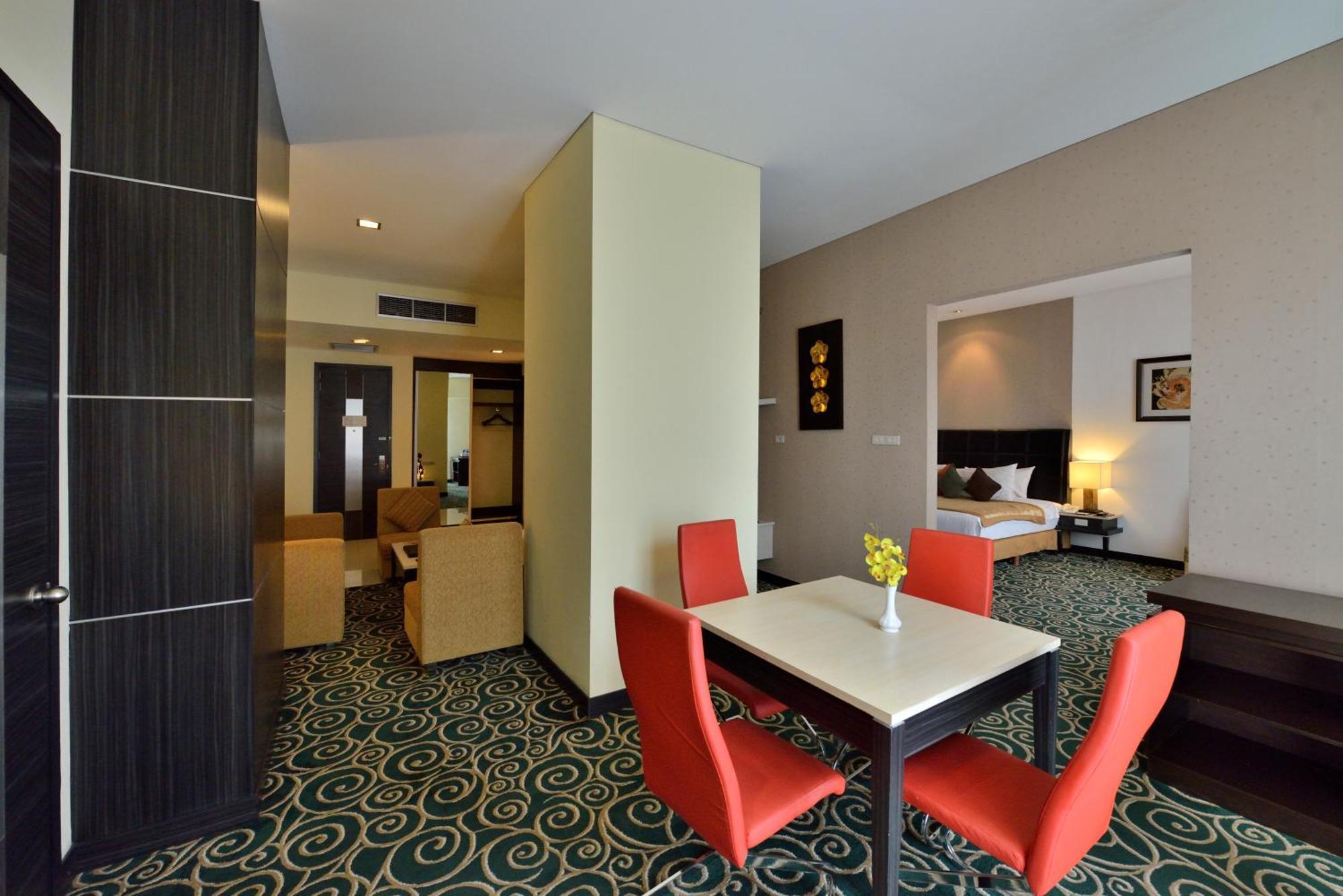 Golden Flower By Kagum Hotels Бандунг Екстериор снимка